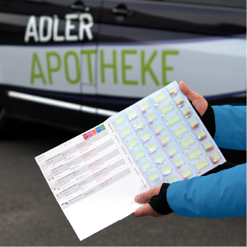 Im Vordergrund sieht man einen Blister und im Hintergrund das Botenauto