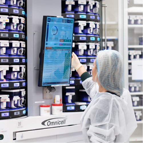 Mitarbeiterin bedient Blisterautomat