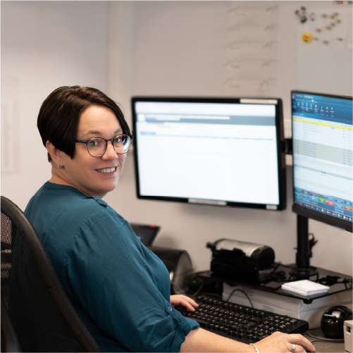 Mitarbeiterin des Rezpte-Teams am Computer