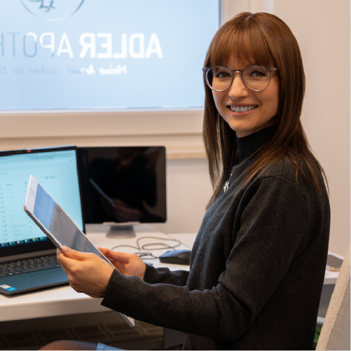 Apothekerin führt eine Medikationsanalyse durch